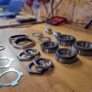 Front wheel bearing service on Toyota Land Cruiser 100